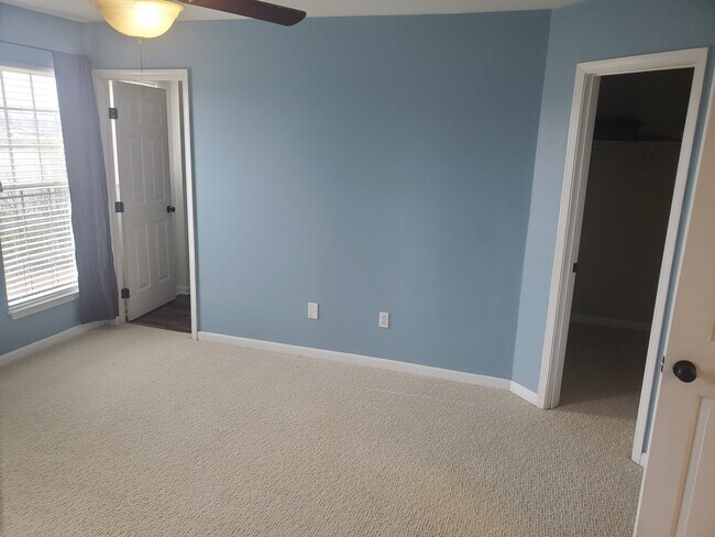 Spacious master bedroom with ceiling fan, ensuite master bath, and walkin closet. - 42 Gr-Pd-51