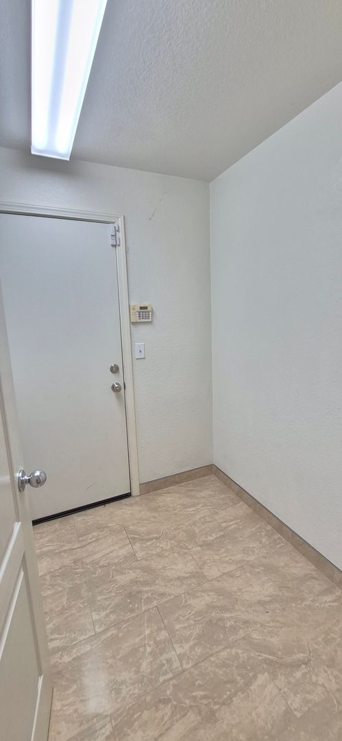 Building Photo - 2080 Mariposa Dr