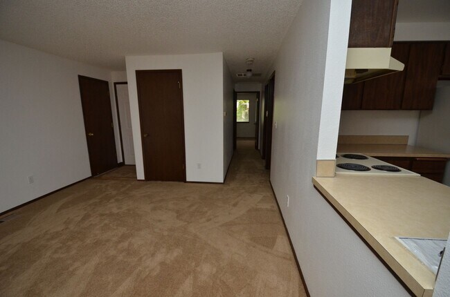 Building Photo - Charming 2-bedroom Townhome Near Downtown Beaverton!
