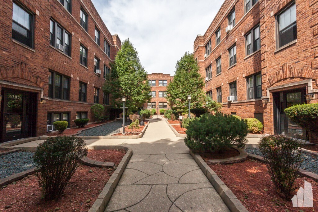 Building Photo - 624 W Cornelia Ave