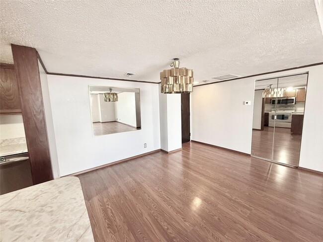 Building Photo - 2016 Main St