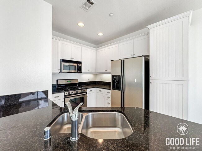 Building Photo - Beautiful 2B/2.5BA Townhouse in Oceanside w/ Washer/Dryer, Attached Garage, and AC!