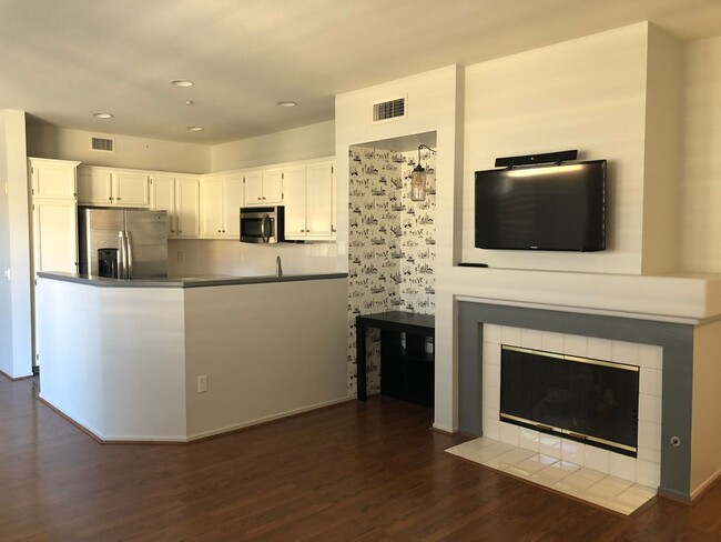 Building Photo - Charming Upper End Unit 2 Bed 2 Bath Condo