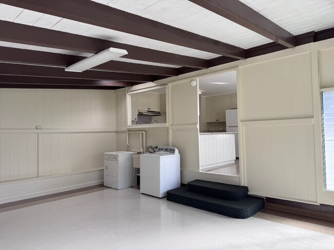 Building Photo - 3br - 3 Bed/2 Bath House with Family Room - Convenient Honolulu Location