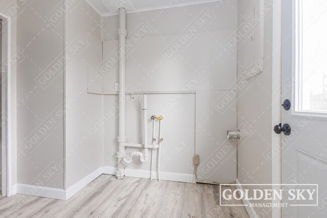 Building Photo - 2312 S Pershing Dr