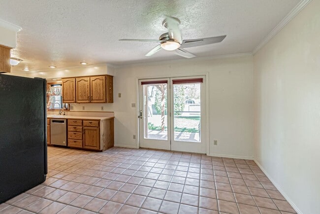 Building Photo - **Charming 3-Bed, 2.5-Bath Home in Idaho F...