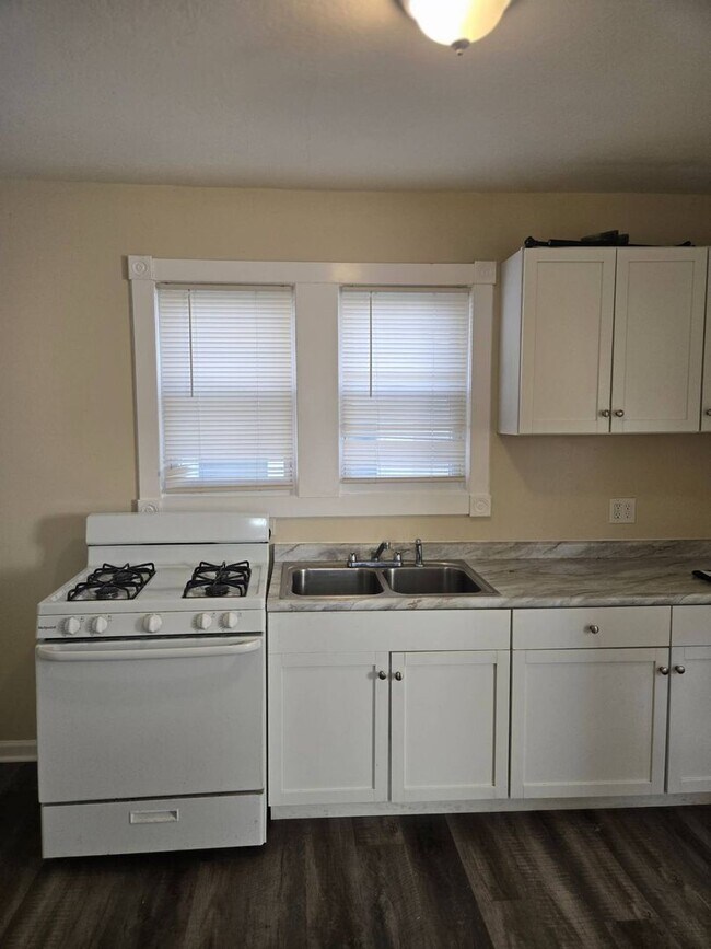 Building Photo - Charming 2-Bedroom Property in Prime Location (Section 8 Vouchers Accepted)