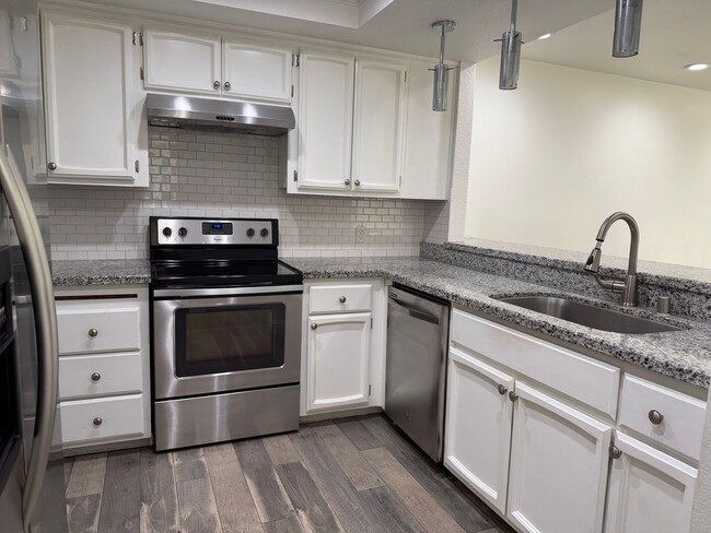 Building Photo - Gorgeous 2 bedroom 2 bath duplex in the trees