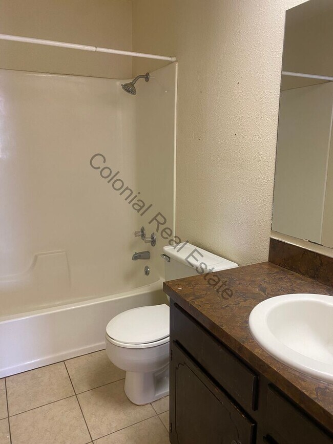 Building Photo - 3 Bed/2 Bath Home with Garage and Character!