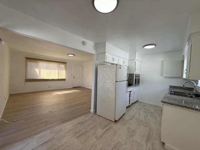 Building Photo - 861 Burbank Dr