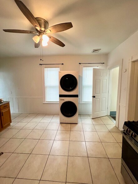 Building Photo - 39 1/2 Milton Ave