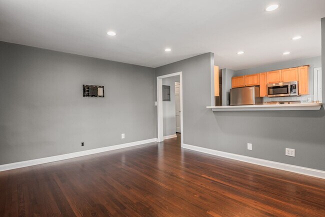 Building Photo - 107 S Laurel Ave