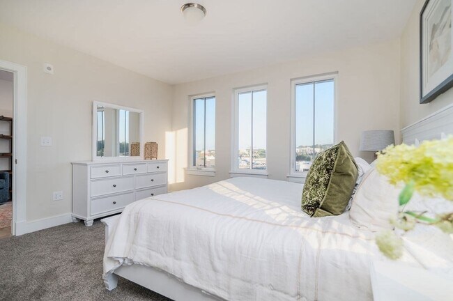 Building Photo - 488 Quincy Ave