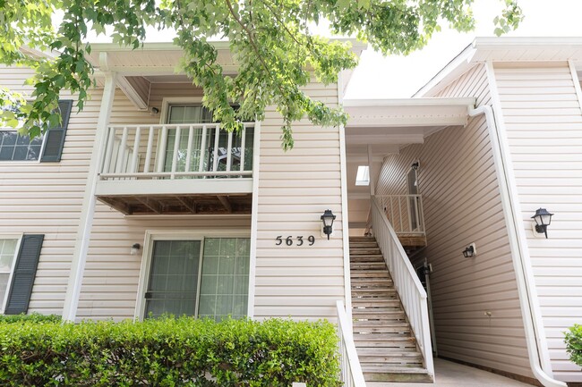 Building Photo - 2 Bed, 1 Bath Condo off Wendover Ave Green...
