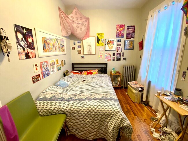 Building Photo - Renovated Apt near NEU!   Luxury Appliances, Sunny and Spacious w Laundry in Unit, Pet OK