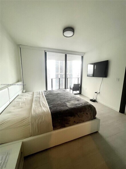 Building Photo - 1000 Brickell Plz