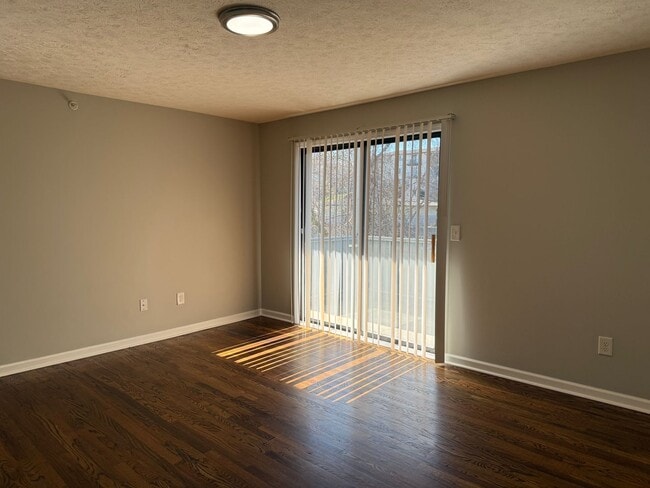Building Photo - Completely Renovated 2 Bedroom / 2 Bathroom Apartment!