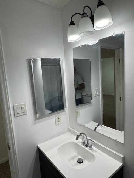 Upstairs Bathroom - 632 Penncross Dr