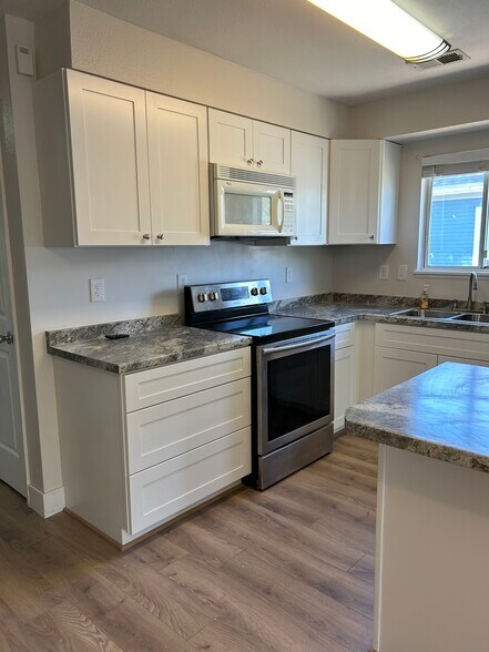 Building Photo - 3737 Roosevelt Ave
