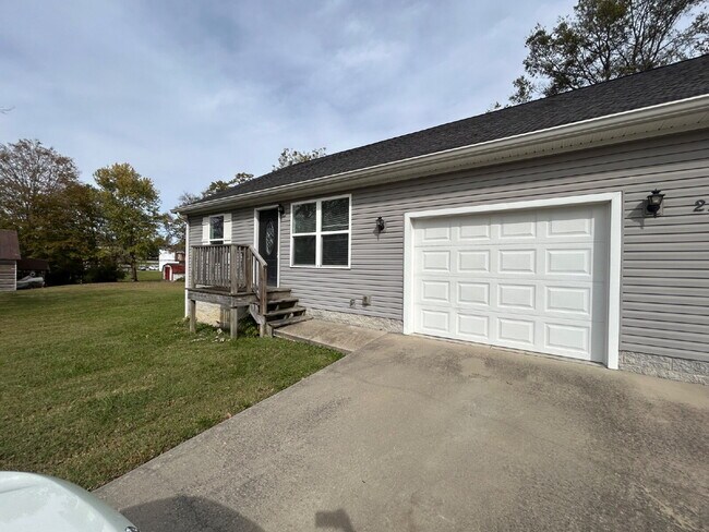 Building Photo - 2BD 2BA DUPLEX IN BAXTER