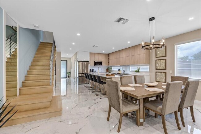 Building Photo - 811 SW 10th Terrace