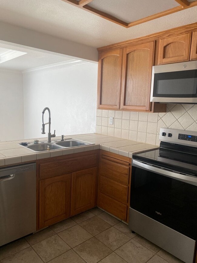Building Photo - Sutter Townhouses