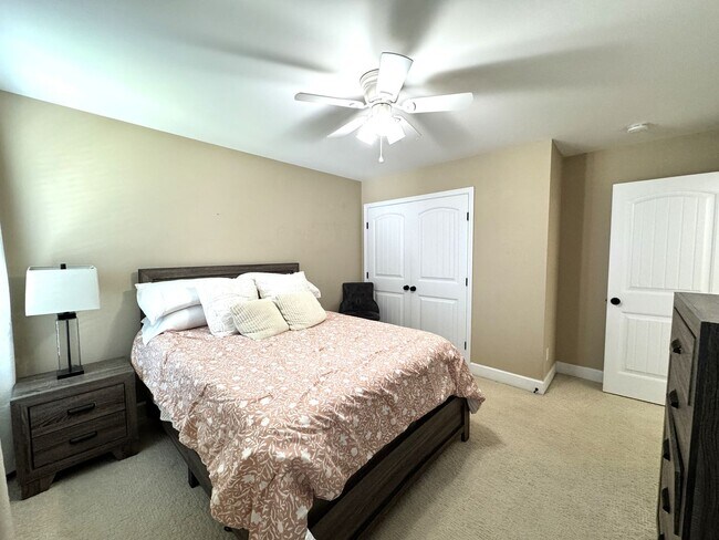 Building Photo - Minutes to the Beach! Conveniently located between Jacksonville & Wilmington