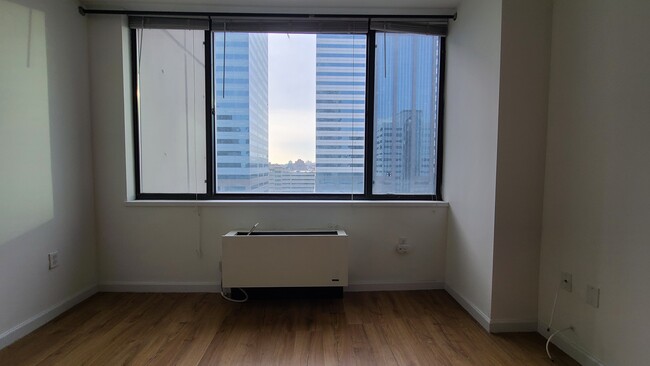 Building Photo - 45 River Dr S