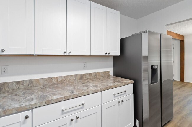 Building Photo - MOVE IN SPECIAL- Beautiful Newly Renovated 2/1 Duplex in St. Cloud - No HOA