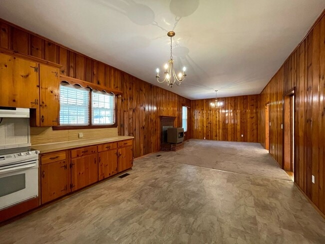 Building Photo - Huge Vintage Home in South Hill