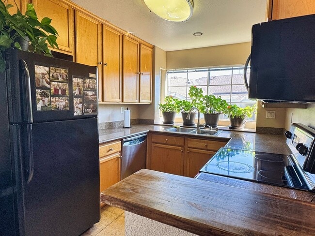 Building Photo - Beautiful and Bright 2-Bedroom Condo