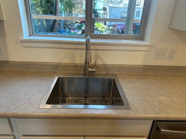 Building Photo - 112 Maple St