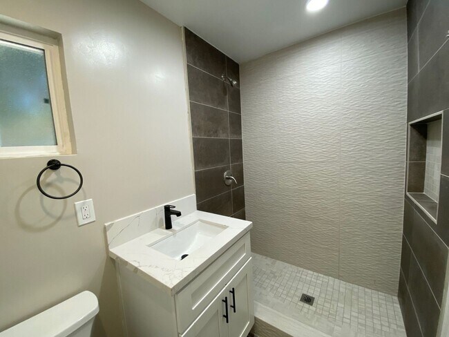 Building Photo - 4BD/2BA, Remodeled Kitchen! Newer Floors!