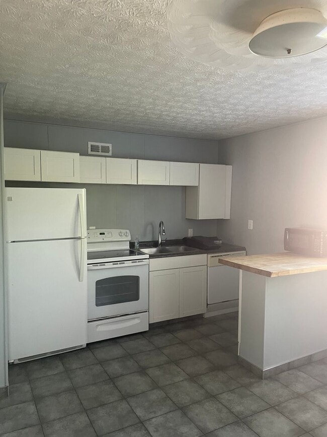 Building Photo - Three bedroom 1 1/2 bath ranch home