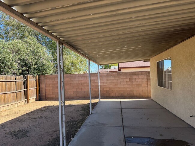 Building Photo - Centrally Located