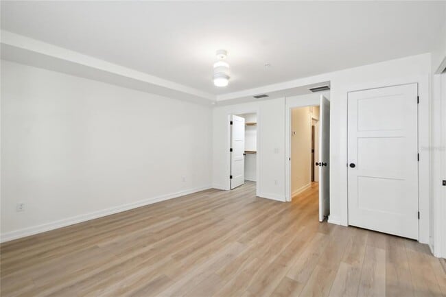 Building Photo - 1602 Park Lake St