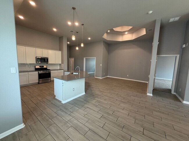 Building Photo - 3923 Gervasi