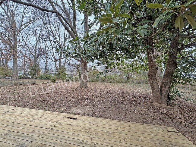 Building Photo - 3 Bedroom Home Close to Sunshine and 65!