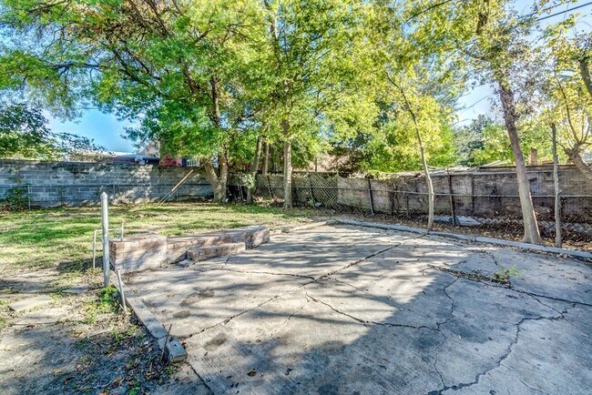 Building Photo - Homes For Rent In TX: Texas City 77590 – 9th Ave N 2BR