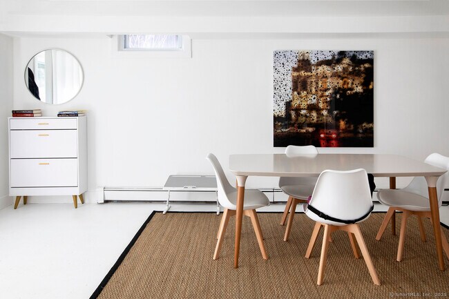 Building Photo - 10 Sentry Hill Rd