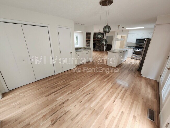 Building Photo - 53 Jump Cove Rd