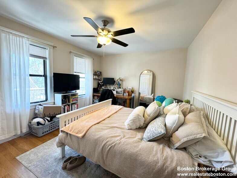 Building Photo - 916 Dorchester Ave