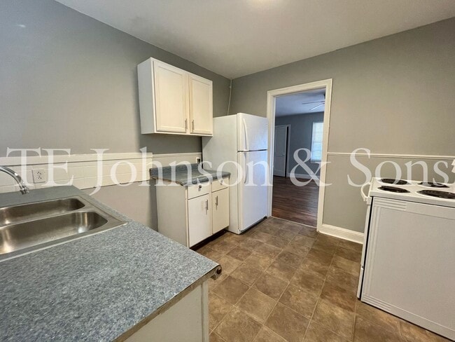 Building Photo - Cozy Duplex Living Near Downtown Winston-Salem