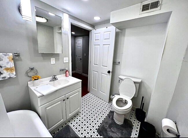 Building Photo - 2633 Fillmore St