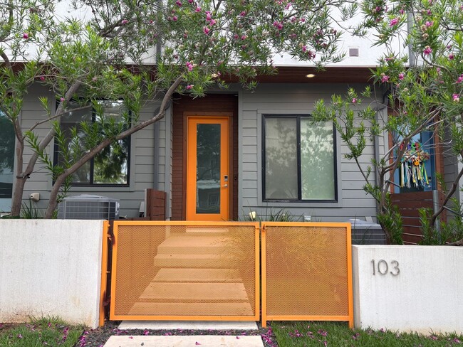Building Photo - Gorgeous 2 Story Townhome in the Heart of ...