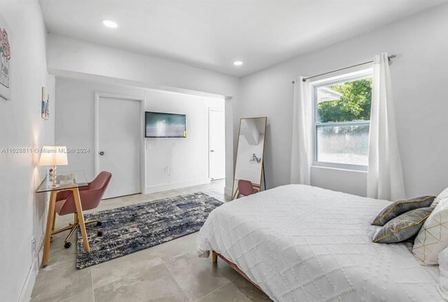 Building Photo - 1612 NE 16th Ave