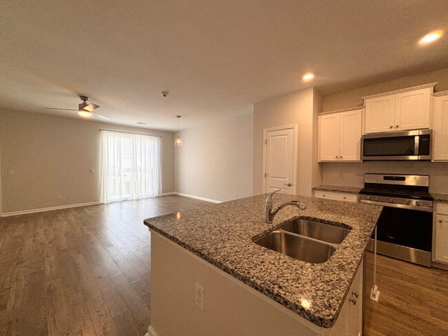Building Photo - Beautifully Maintained Three Bedroom Townh...