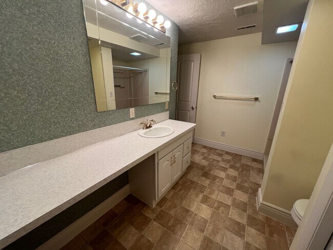 Building Photo - Spacious Family Home in Highland High School Area – Pocatello, ID!