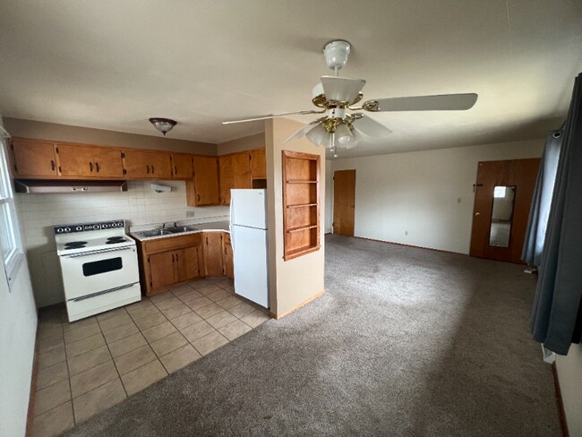 Building Photo - 1359 W 4th St