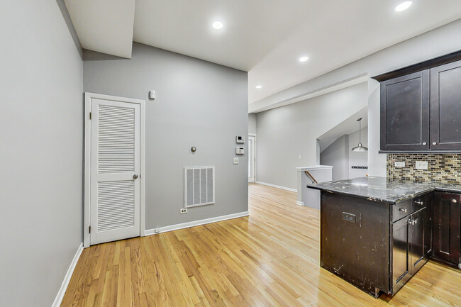 Building Photo - 864 W Aldine Ave